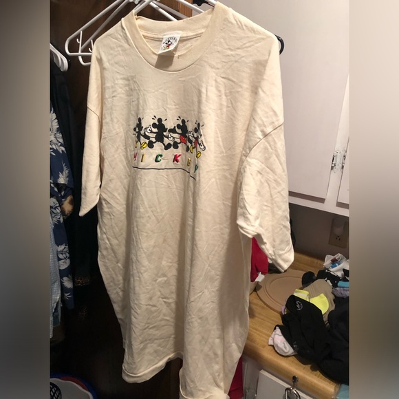 Vintage Disney Mickey & Co. Tee - 816 $15 or $12 w/offer *tee deal - Picture 1 of 5